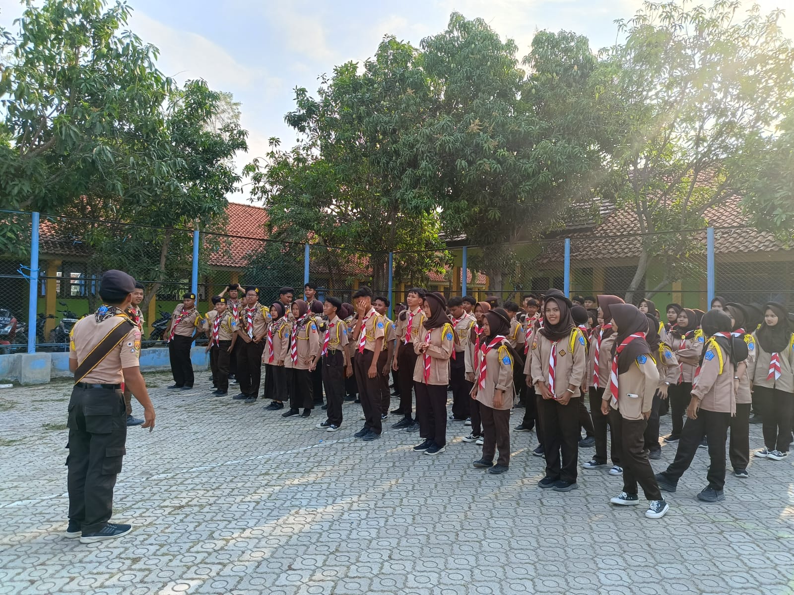 Pramuka mengajarkan bahwa seorang pemimpin hebat bermula dari anggota yang disiplin. Dalam setiap latihan, siswa diberikan tanggung jawab untuk memimpin regunya, mengambil keputusan dalam tekanan, dan saling menjaga antar anggota. Inilah tempat di mana karakter Dasa Darma diwujudkan dalam aksi nyata, bukan sekadar hafalan.